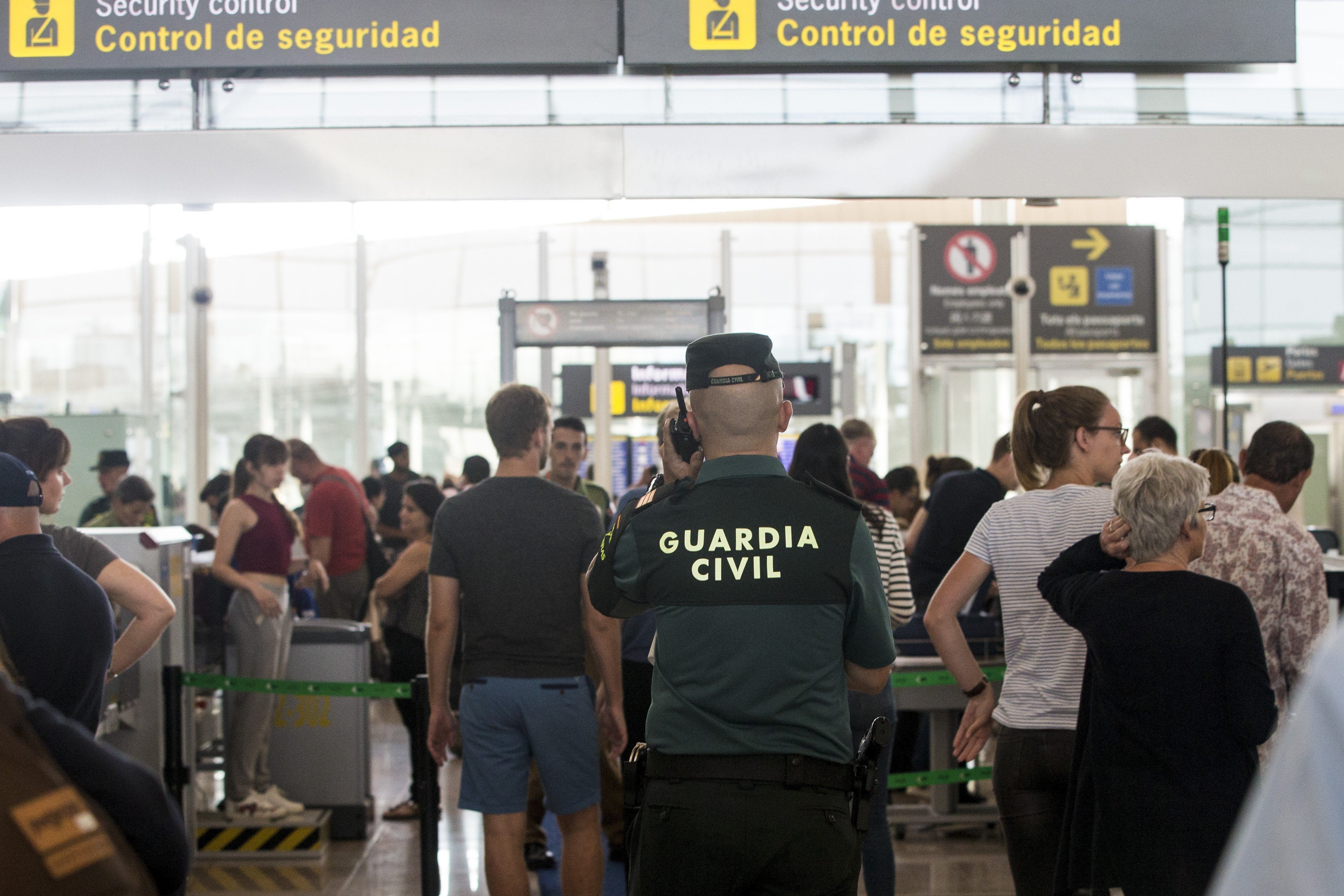 Fomento aumenta la seguridad en El Prat por el aumento de la tensión en Cataluña Fomento aumenta la seguridad en El Prat por el aumento de la tensión en Cataluña