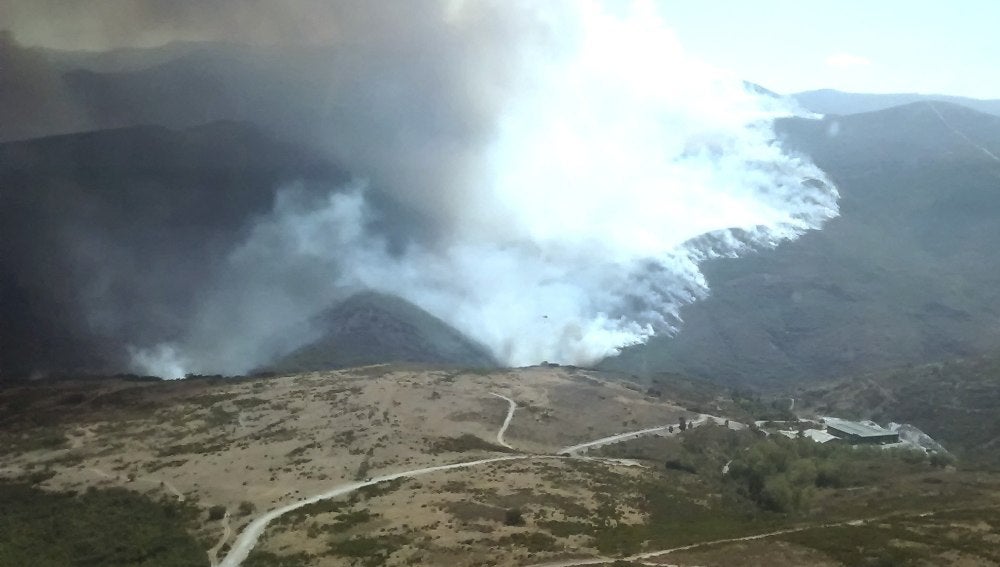 Fotografía facilitada por la Junta de Castilla y León del incendio forestal declarado en el municipal de Encinedo (León)