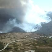 Fotografía facilitada por la Junta de Castilla y León del incendio forestal declarado en el municipal de Encinedo (León)