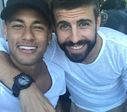 Neymar se suma a la broma de Messi y Suárez y publica una foto con Piqué diciendo: "Se queda" Neymar se suma a la broma de Messi y Suárez y publica una foto con Piqué diciendo: "Se queda"