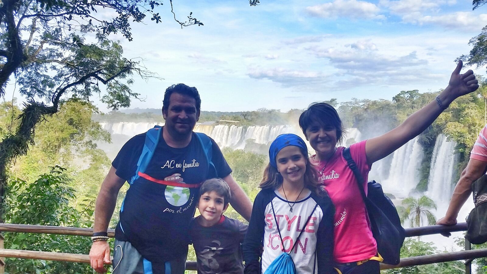 Una familia cumpliendo su sueño de vivir por el mundo en autocaravana Una familia cumpliendo su sueño de vivir por el mundo en autocaravana