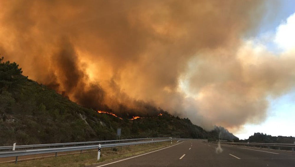 Incendio en Orense, entre las localidades de Acaridade, Monterrei 