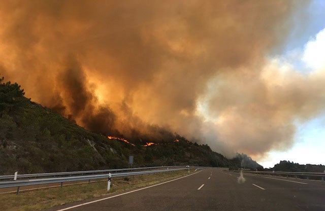Extinguen el incendio de Gondomar mientras arden nueve fuegos más en Galicia Extinguen el incendio de Gondomar mientras arden nueve fuegos más en Galicia