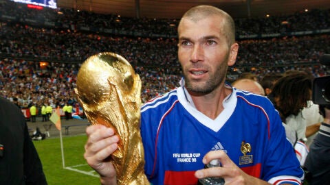 Zidane, con la copa de campe&oacute;n del mundo
