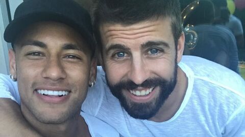 Neymar y Piqu&eacute; en el reencuentro