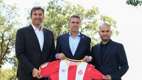 Los nuevos propietarios del Girona posan con la camiseta del club