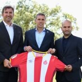 Los nuevos propietarios del Girona posan con la camiseta del club
