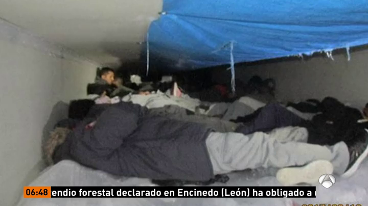 Hallan con vida a 60 personas en un camión congelador en el paso fronterizo de Texas Hallan con vida a 60 personas en un camión congelador en el paso fronterizo de Texas