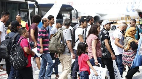 Llegada al aeropuerto Adolfo Su&aacute;rez Madrid-Barajas de un total de 164 refugiados procedentes de Grecia