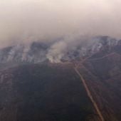 El incendio de Encinedo, León, sigue descontrolado y calcina más de mil hectáreas