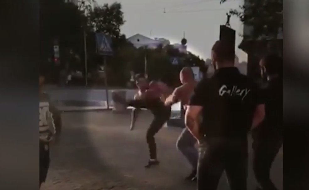 Un luchador de la MMA mata a un campeón del mundo de levantamiento de pesas en una pelea callejera Un luchador de la MMA mata a un campeón del mundo de levantamiento de pesas en una pelea callejera