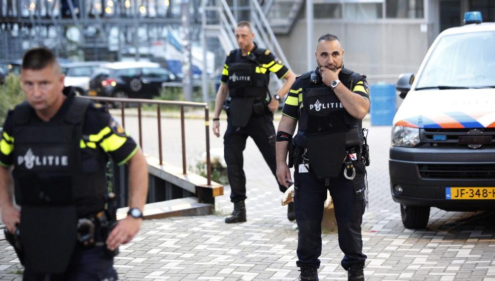 Agentes de la Policía de Holanda durante una operación