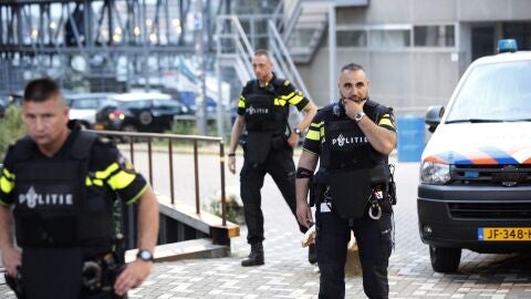 Agentes de la Polic&iacute;a de Holanda durante una operaci&oacute;n