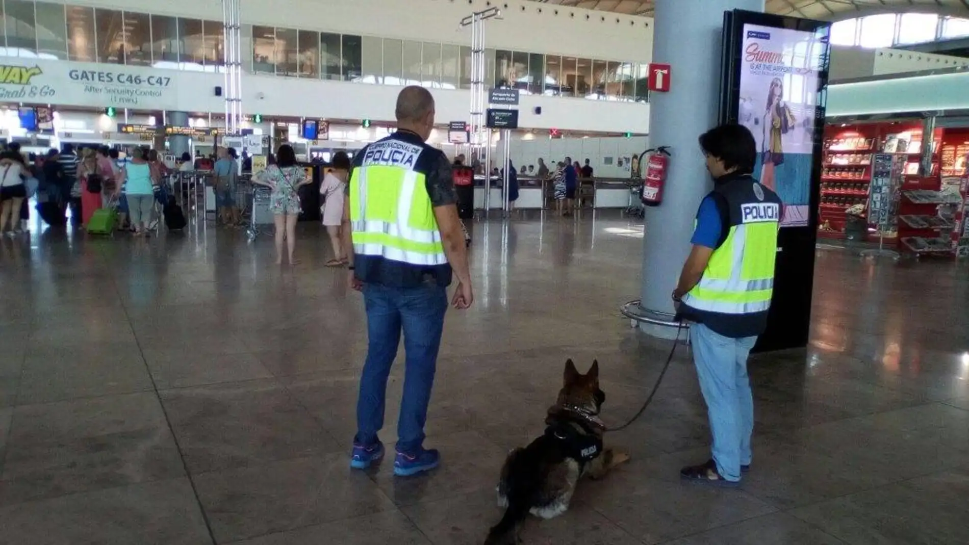 Agentes de la Policía Nacional en el Aeropuerto de Alicante-Elche