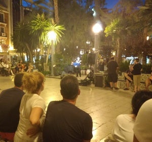 Decenas de ilicitanos se dieron cita en la plaza de La Glorieta para asistir al concierto de Crossroads Blues Quartet Decenas de ilicitanos se dieron cita en la plaza de La Glorieta para asistir al concierto de Crossroads Blues Quartet