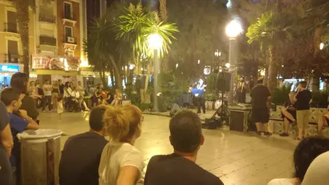 Decenas de ilicitanos se dieron cita en la plaza de La Glorieta para asistir al concierto de Crossroads Blues Quartet Decenas de ilicitanos se dieron cita en la plaza de La Glorieta para asistir al concierto de Crossroads Blues Quartet