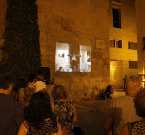 Los asistentes al concierto de campanas de la Basílica de Santa María pudieron ver la labor de los campaneros gracias a una pantalla Los asistentes al concierto de campanas de la Basílica de Santa María pudieron ver la labor de los campaneros gracias a una pantalla