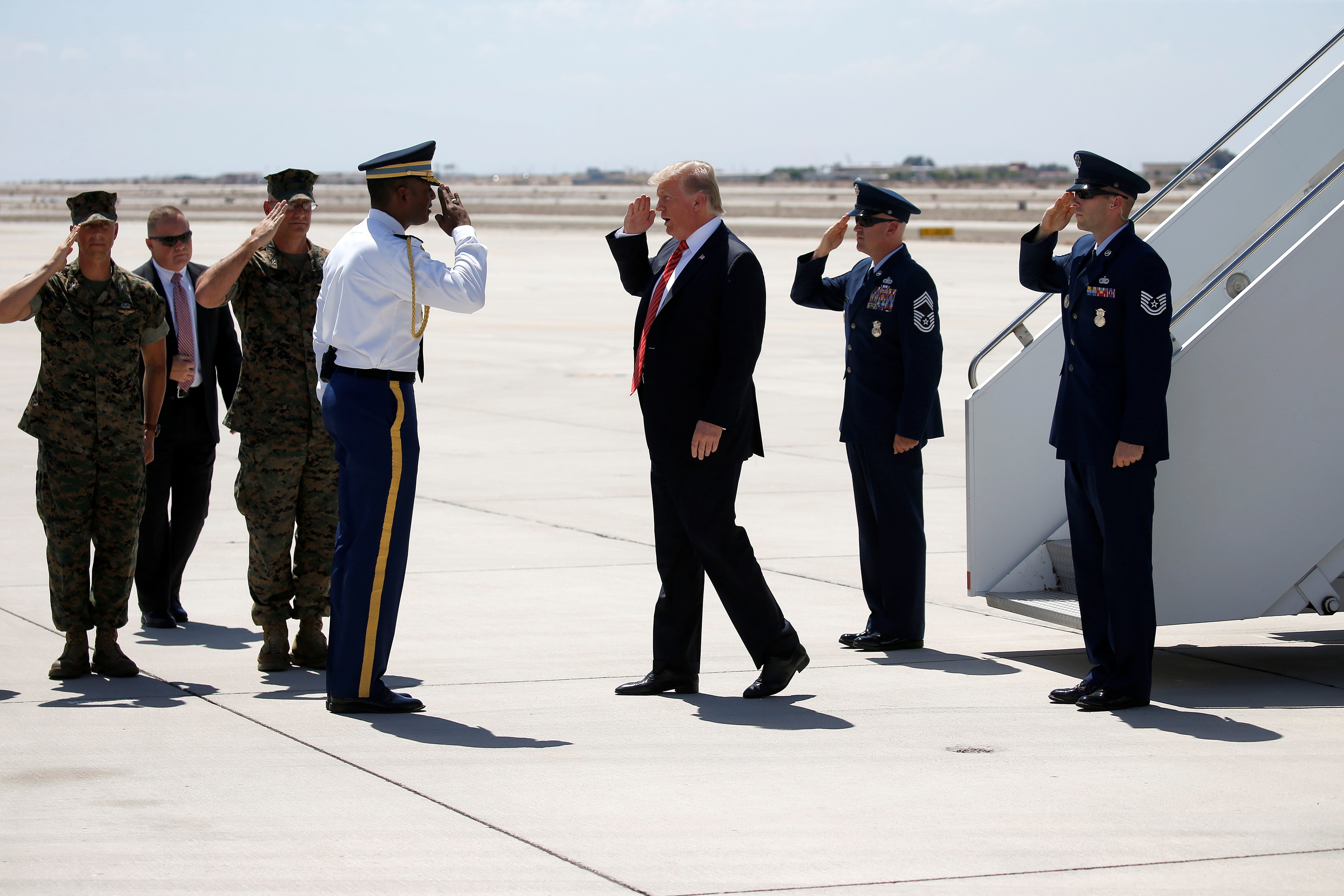 Trump llega a la frontera con México como muestra de su afán de levantar el muro Trump llega a la frontera con México como muestra de su afán de levantar el muro
