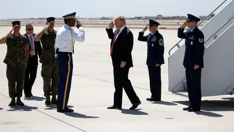 Trump saluda a los miembros del ejército a su llegada a Arizona Trump saluda a los miembros del ejército a su llegada a Arizona
