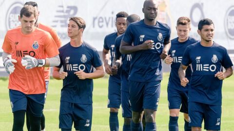 Oliver Torres pone 'ojitos' a Casillas en el entrenamiento del Oporto.