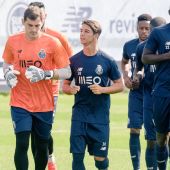 Oliver Torres pone 'ojitos' a Casillas en el entrenamiento del Oporto.