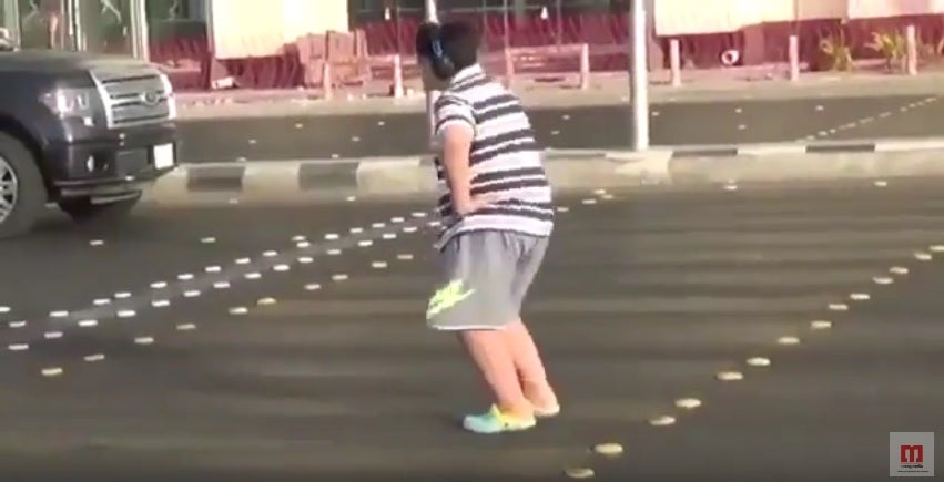 Detenido un adolescente saudí por bailar la Macarena en la calle Detenido un adolescente saudí por bailar la Macarena en la calle
