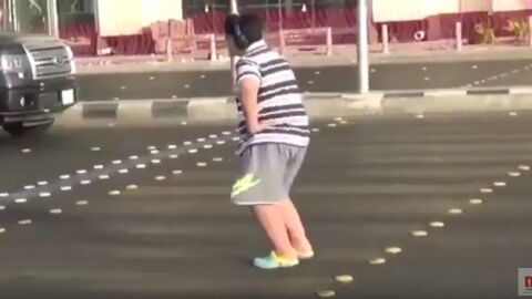 El adolescente bailando La Macarena
