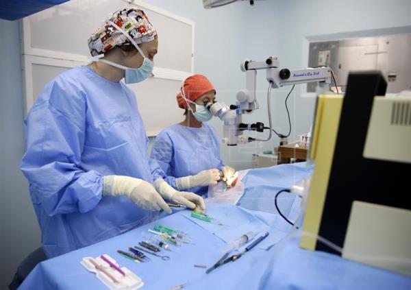 Oftalmólogos españoles reconstruyen el ojo izquierdo a un joven en una cirugía pionera en el mundo Oftalmólogos españoles reconstruyen el ojo izquierdo a un joven en una cirugía pionera en el mundo