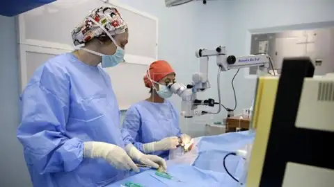 Imagen de archivo de una cirugía ocular Imagen de archivo de una cirugía ocular