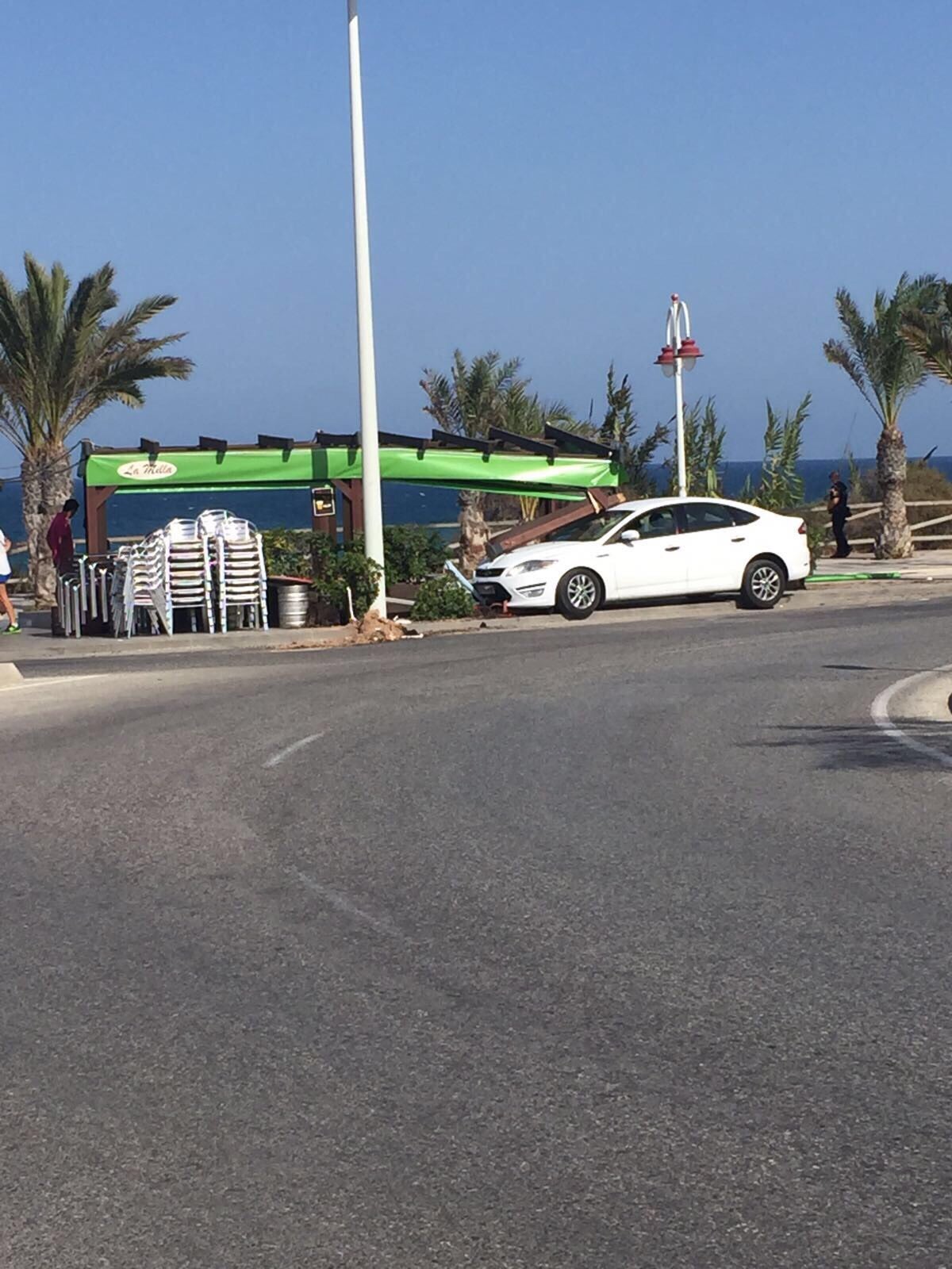 Susto mayúsculo en Elche tras colisionar un coche con una terraza Susto mayúsculo en Elche tras colisionar un coche con una terraza