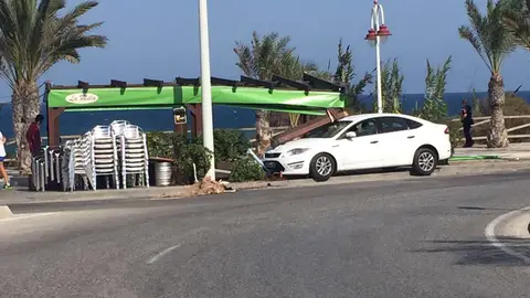 Estado en el que quedó el vehículo tras chocar con la terraza. Susto mayúsculo en Los Arenales del Sol