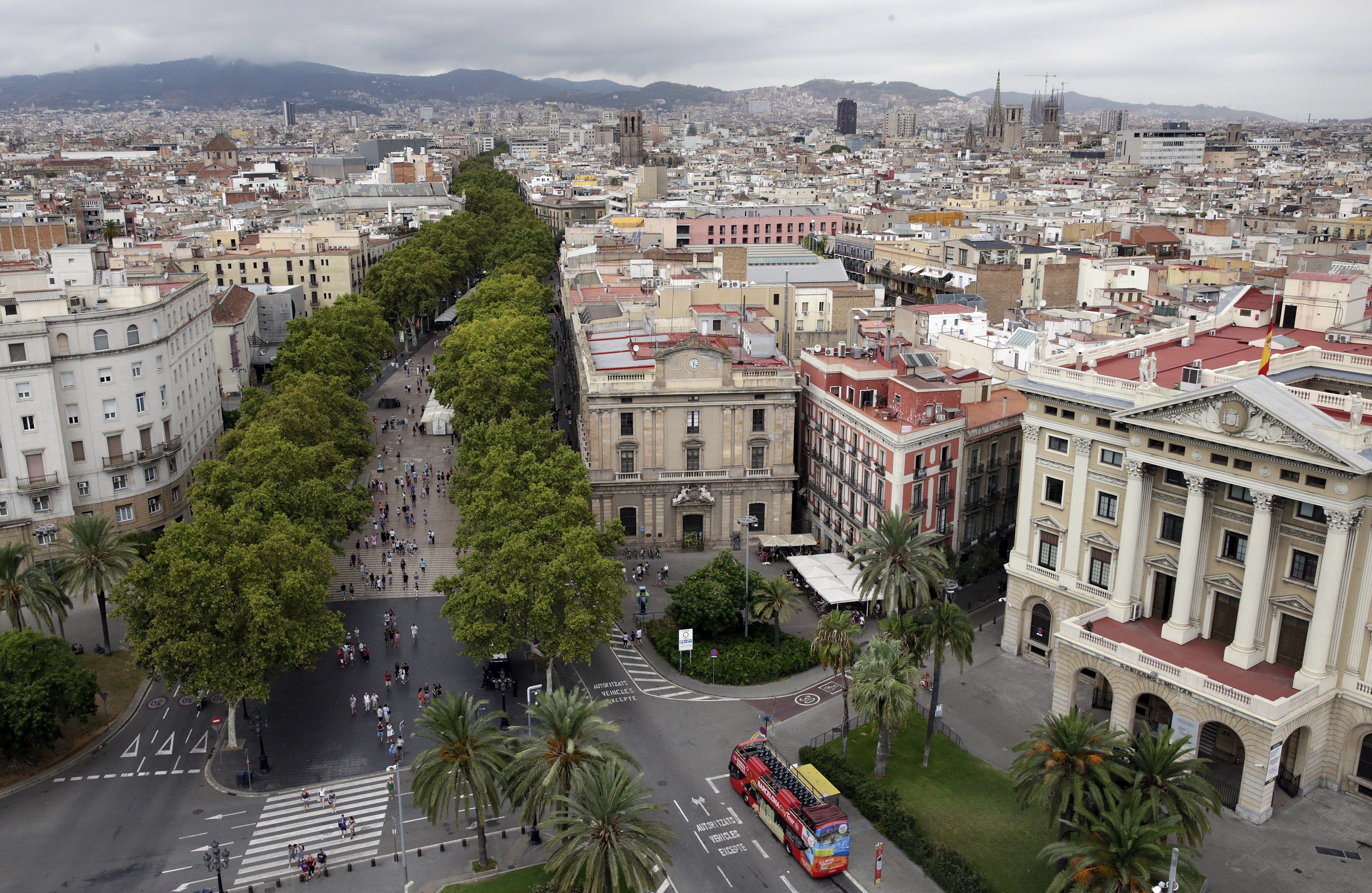 Una detonación en un edificio obliga a desalojar un hotel en La Rambla de Barcelona Una detonación en un edificio obliga a desalojar un hotel en La Rambla de Barcelona