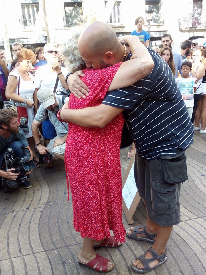 Un musulmán reparte abrazos en Las Ramblas: "Soy musulmán, no terrorista" Un musulmán reparte abrazos en Las Ramblas: "Soy musulmán, no terrorista"