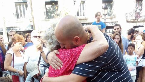 Un musulm&aacute;n reparte abrazos en Las Ramblas