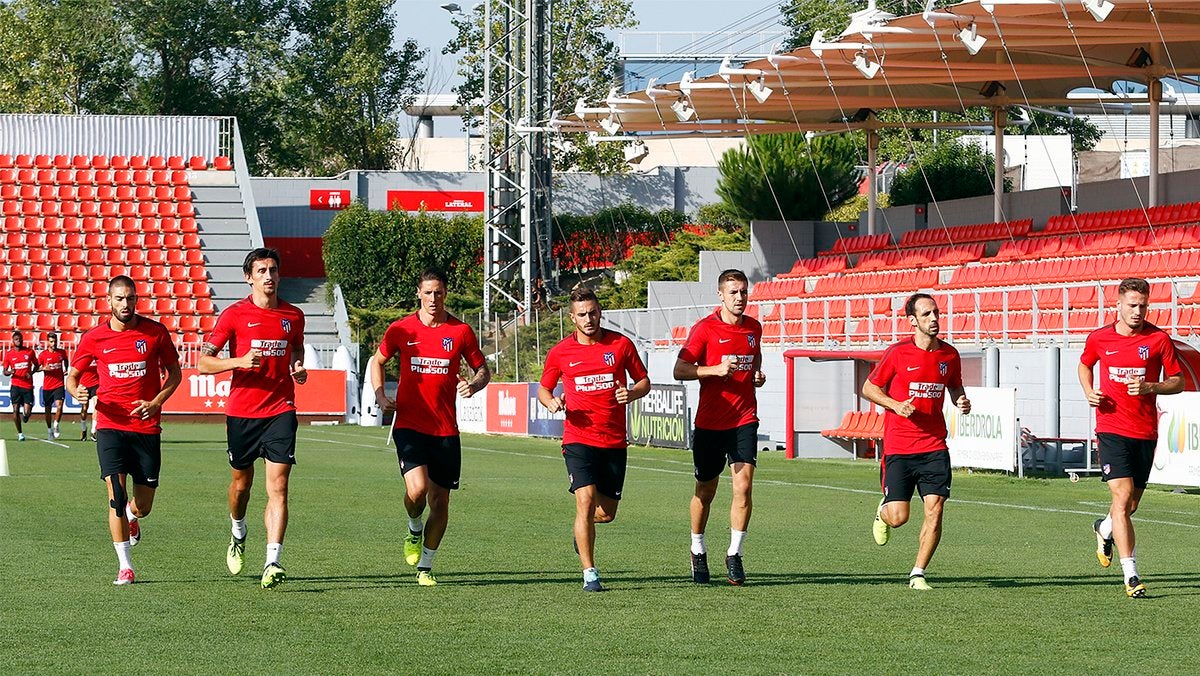 Filipe Luis sigue con su recuperación y ya se entrena con el grupo Filipe Luis sigue con su recuperación y ya se entrena con el grupo