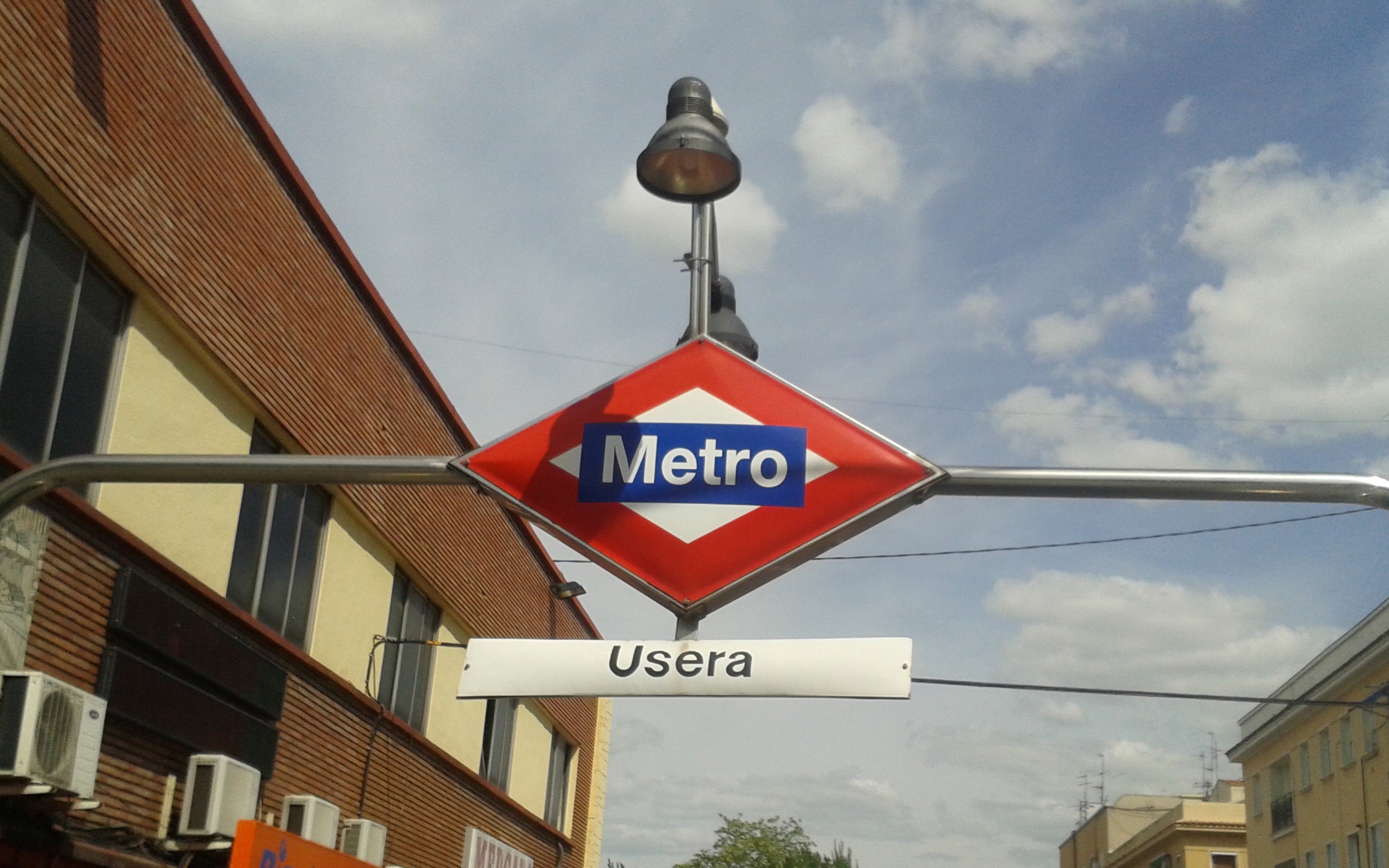 Varios jovenes atacan a una mujer musulmana frente al metro de Usera Varios jovenes atacan a una mujer musulmana frente al metro de Usera