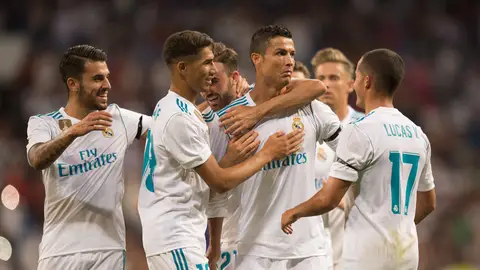 Los jugadores del Madrid felicitan a Cristiano y celebran su gol Los jugadores del Madrid felicitan a Cristiano y celebran su gol