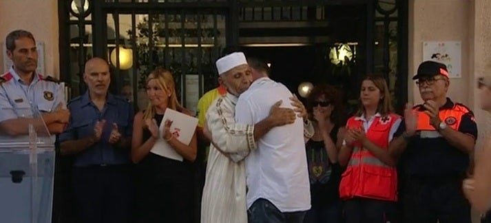 Colau pide que el abrazo del padre del niño muerto y el imán sea un "ejemplo" Colau pide que el abrazo del padre del niño muerto y el imán sea un "ejemplo"