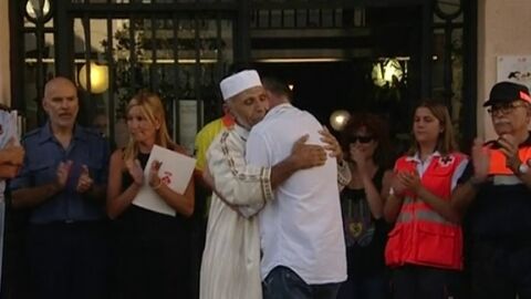 Emotivo abrazo entre el padre del ni&ntilde;o muerto en los atentados y un im&aacute;n de Rub&iacute;