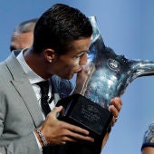 Cristiano Ronaldo con el Trofeo a mejor jugador