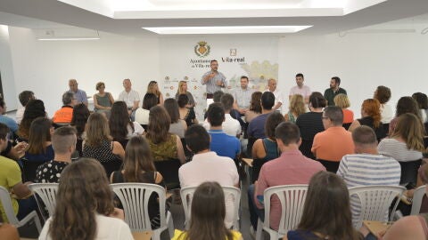 Benlloch i els regidors durant la presentaci&oacute; del 55 joves que formaran part del programa