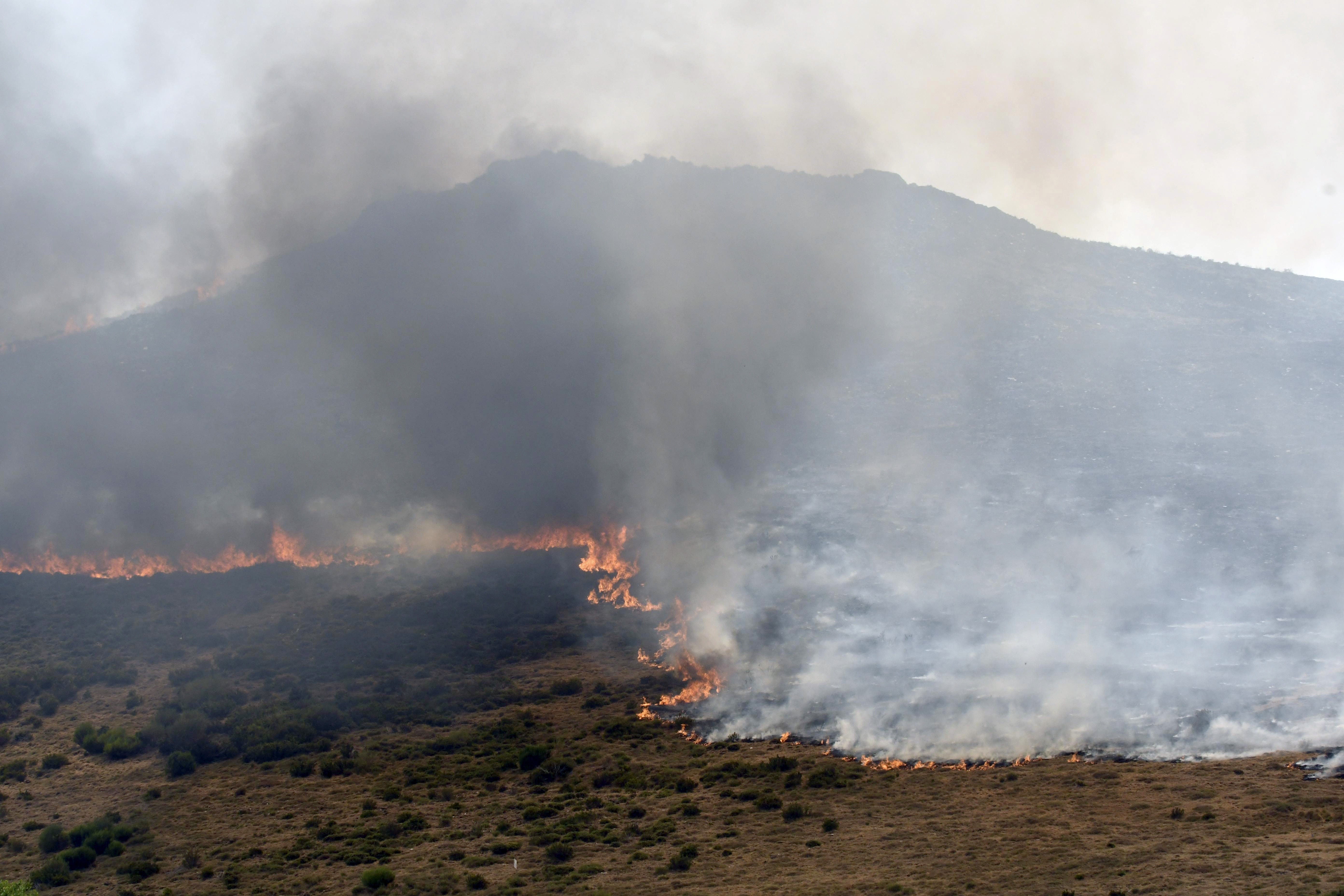 Avanza sin control el incendio intencionado de León con 35 desalojados Avanza sin control el incendio intencionado de León con 35 desalojados