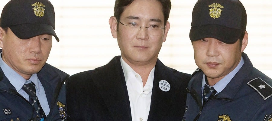 Cinco años de cárcel para el heredero de Samsung por el escándalo de corrupción que tumbó a Park Cinco años de cárcel para el heredero de Samsung por el escándalo de corrupción que tumbó a Park