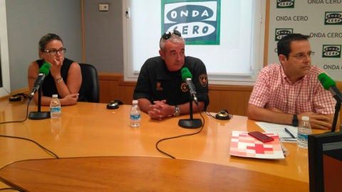 La comerciante Mar&iacute;a Jos&eacute; Chac&oacute;n; el guardia urbana, Miguel; y el coordinador de Cruz Roja Barcelona, David Jov&eacute;