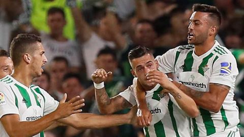 Los jugadores del Betis festejan el gol de Sergio Le&oacute;n