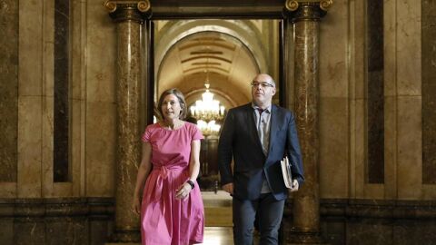 Carme Forcadell, acompa&ntilde;ada por el vicepresidente primero de la Mesa, Lluis Guin&oacute;