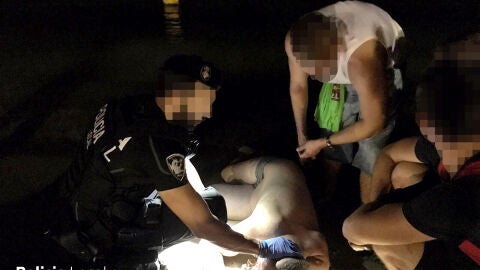 Un joven alem&aacute;n sufre traumatismo cervical tras precipitarse al mar en Playa de Palma