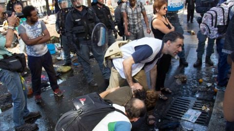 Enfrentamientos entre la Polic&iacute;a italiana y cien inmigrantes y refugiados