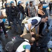 Enfrentamientos entre la Policía italiana y cien inmigrantes y refugiados