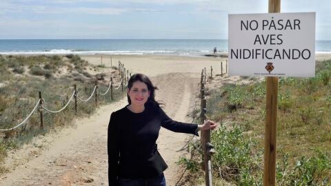 La Concejal Sara Us&oacute; en la playa del Serradal.